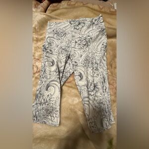 Lululemon Athletica Leggings Cropped size 12 Sakura and chrysanthemum pattern
